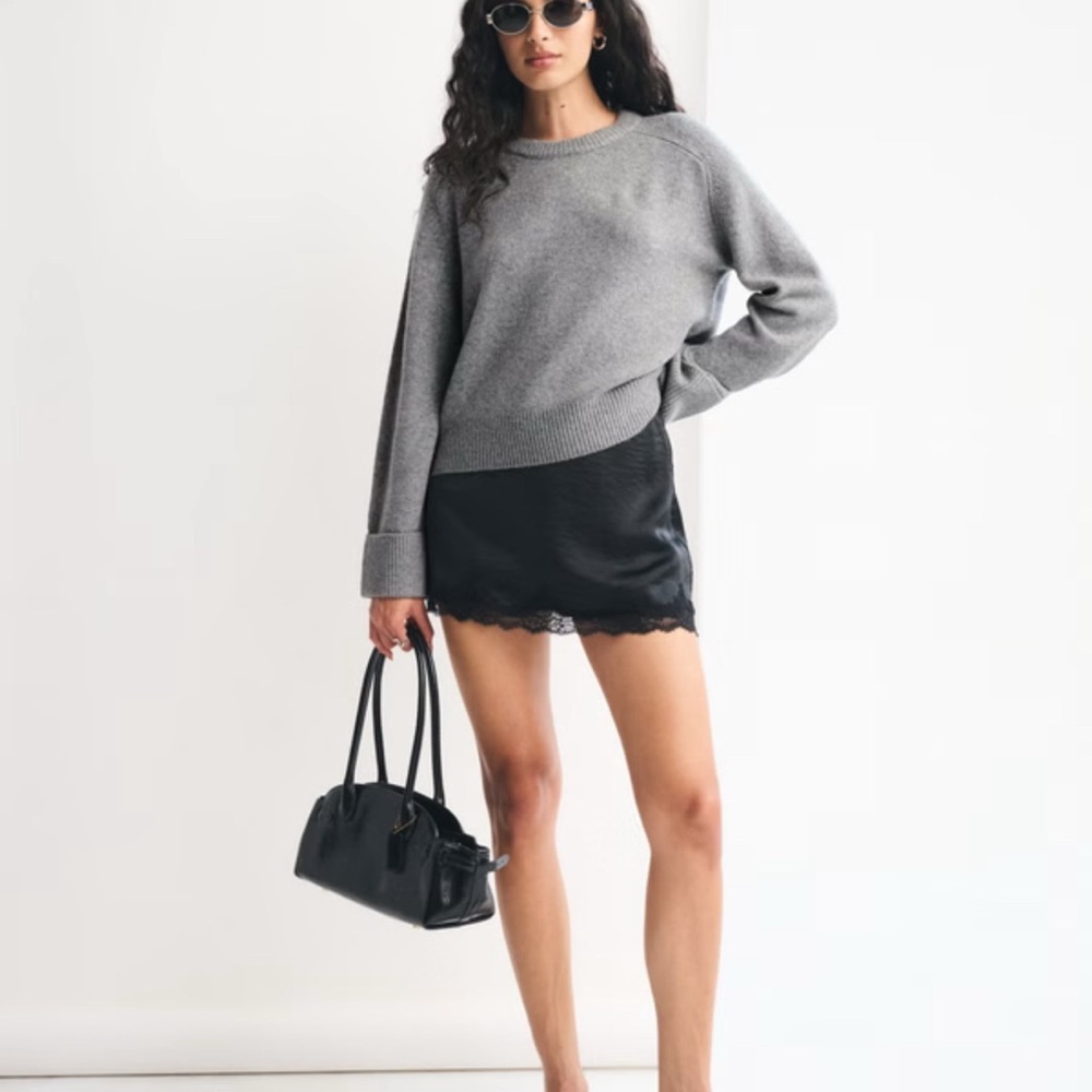 Abercrombie & Fitch Gray Crew Neck Sweater Size Small NWT